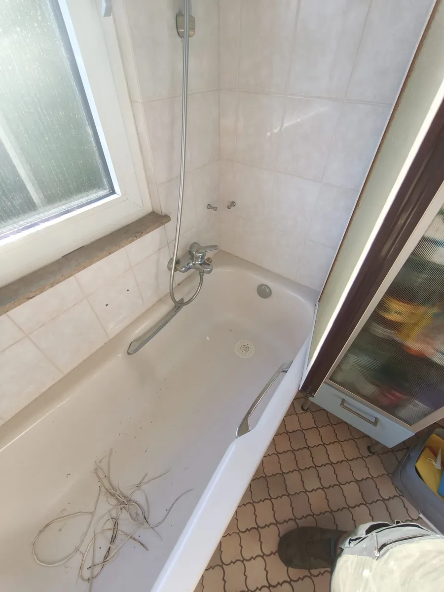 Echtes Foto: altes Silikon rund um die Badewanne komplett entfernt
