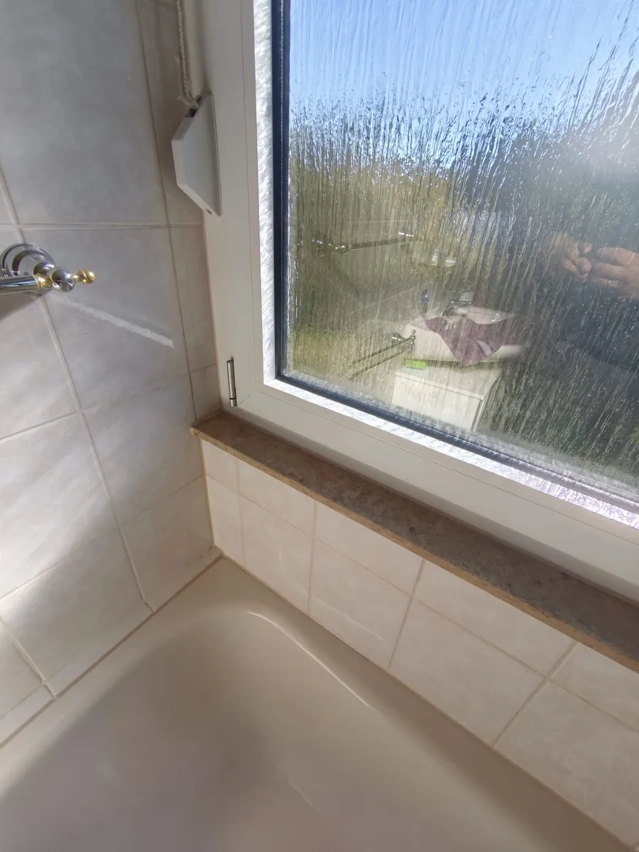 Echtes Foto: neue Silikonfuge zwischen Fliesen und Fensterbank im Bad