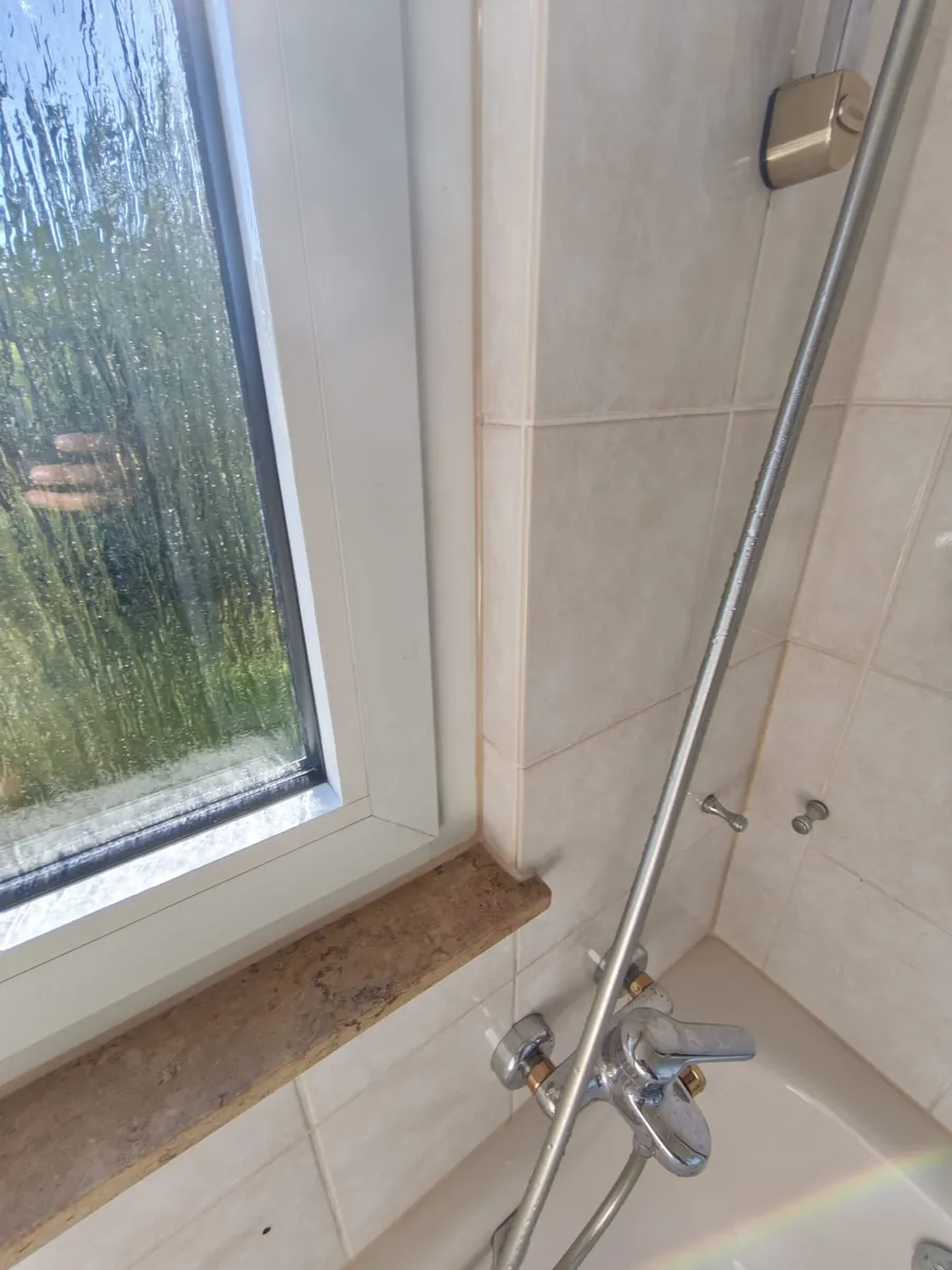 Echtes Foto: neue Silikonfuge am Fensteranschluss über der Badewanne